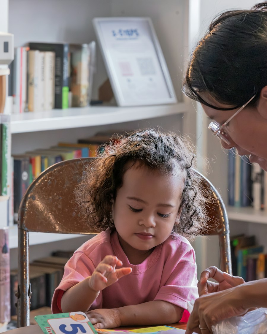 Criança aprendendo com apoio de uma educadora