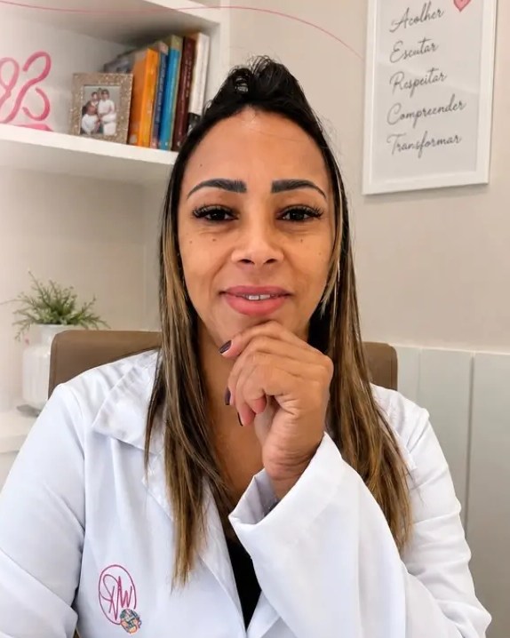 Marcela Ribeiro, neuropsicopedagoga, em seu consultório